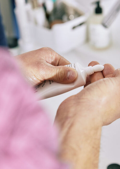 Mains d'homme qui s'applique de la crème sur la paume des dos