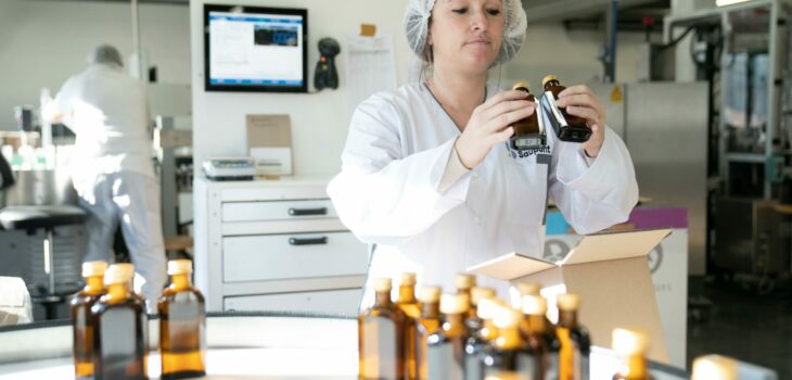 Une femme qui regarde des produits de cosmétiques